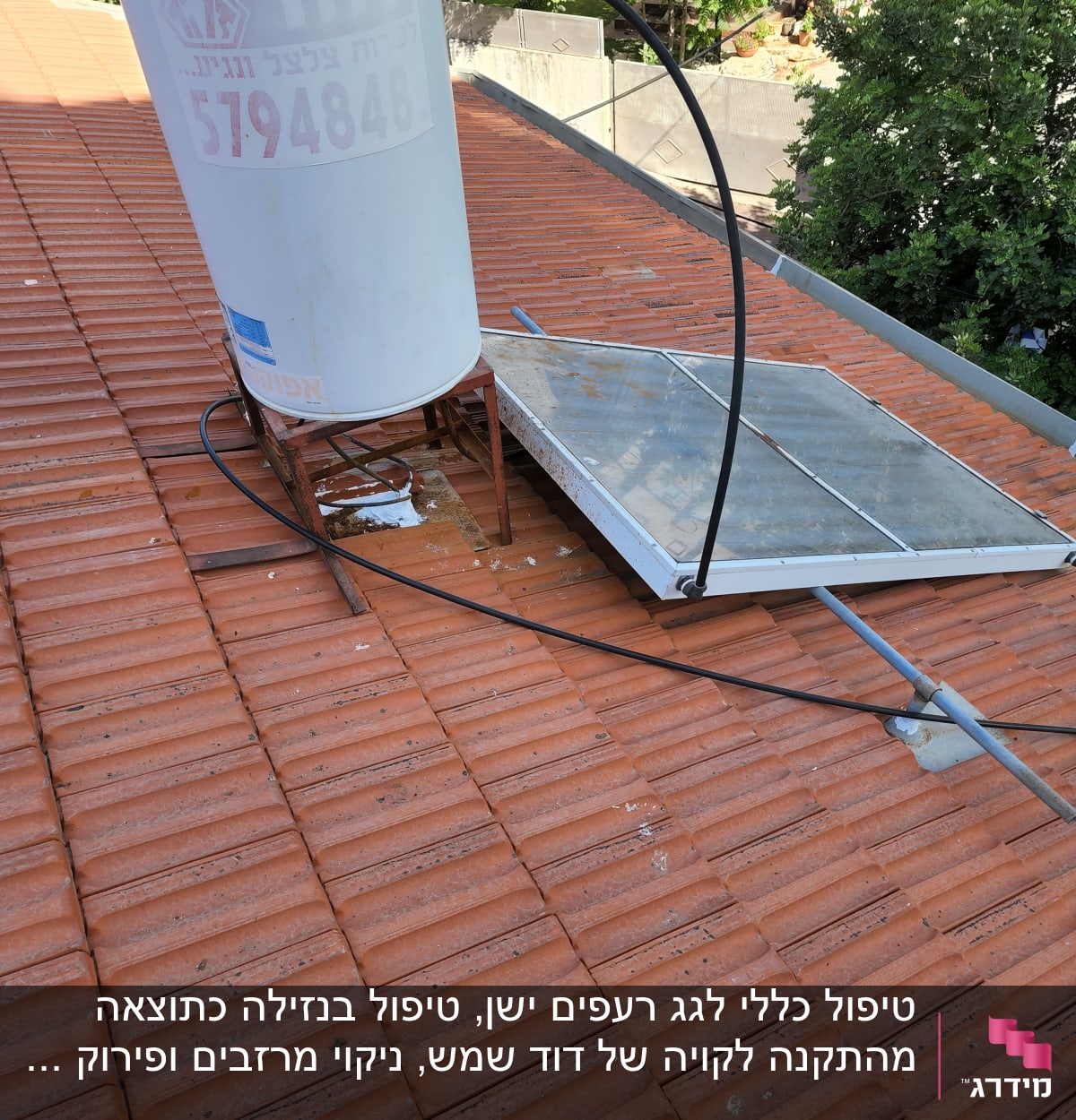 דוד שמש על גג רעפים אדומים עם צינור